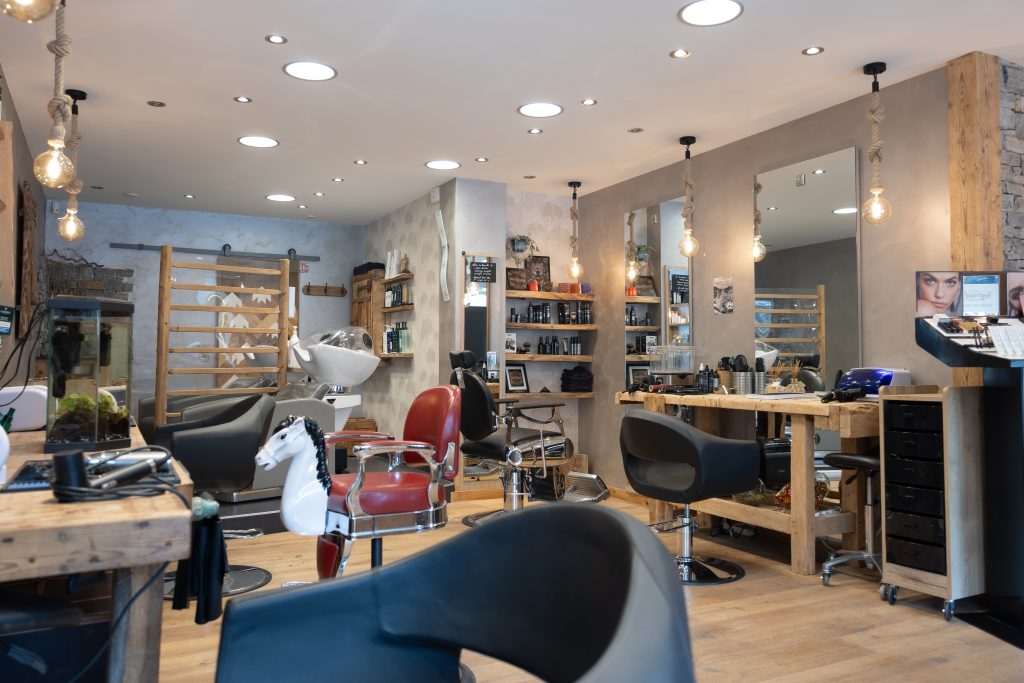 Intérieur du salon de coiffure Art & Mani Hair